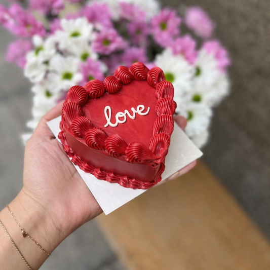 mini cake para dos personas con frase "love"