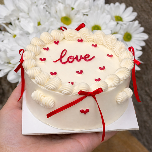 mini cake romantica con corazones, lazos y frase "LOVE" 