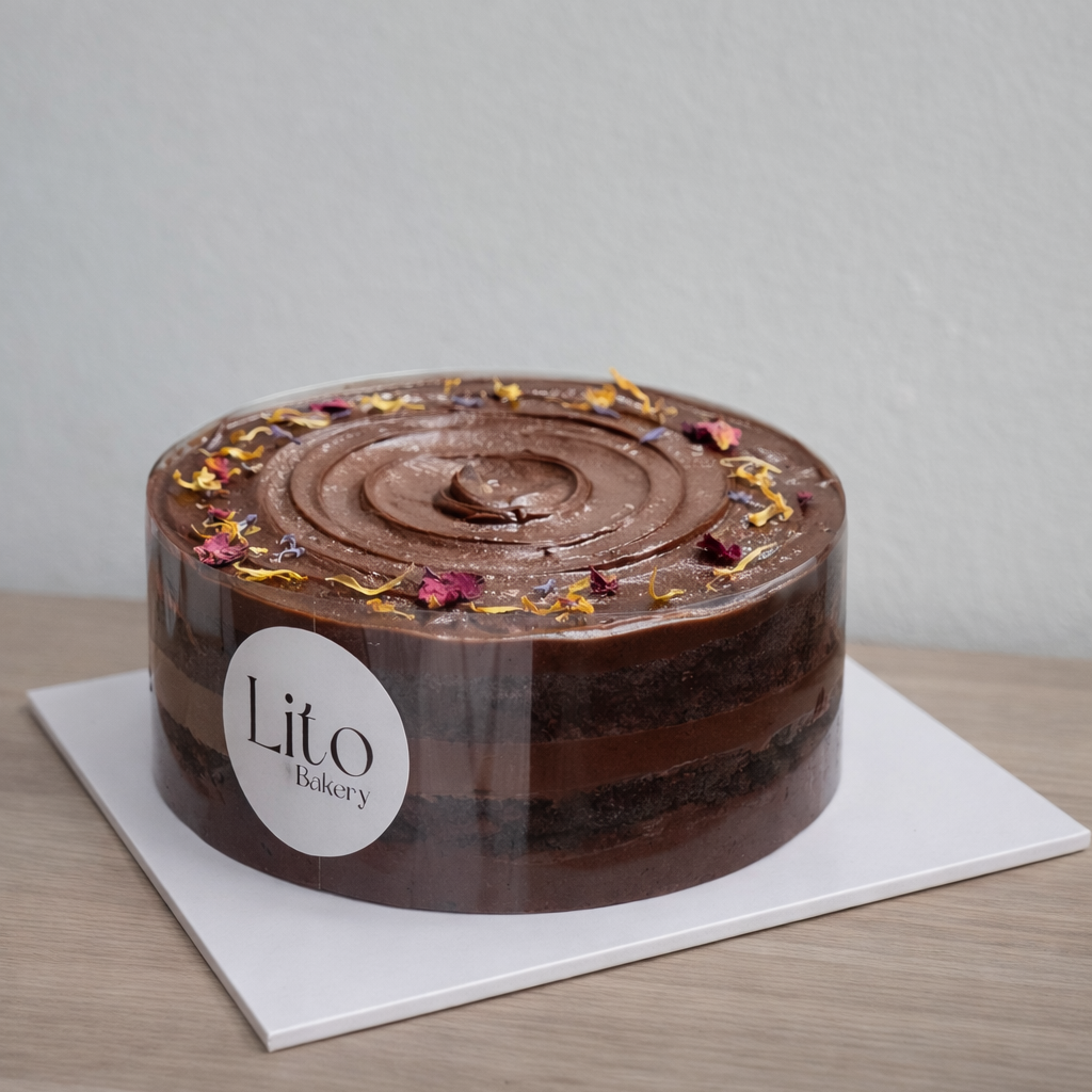 Tarta de chocolate artesanal con crema Matilda y flores secas decorativas elaborada en Madrid