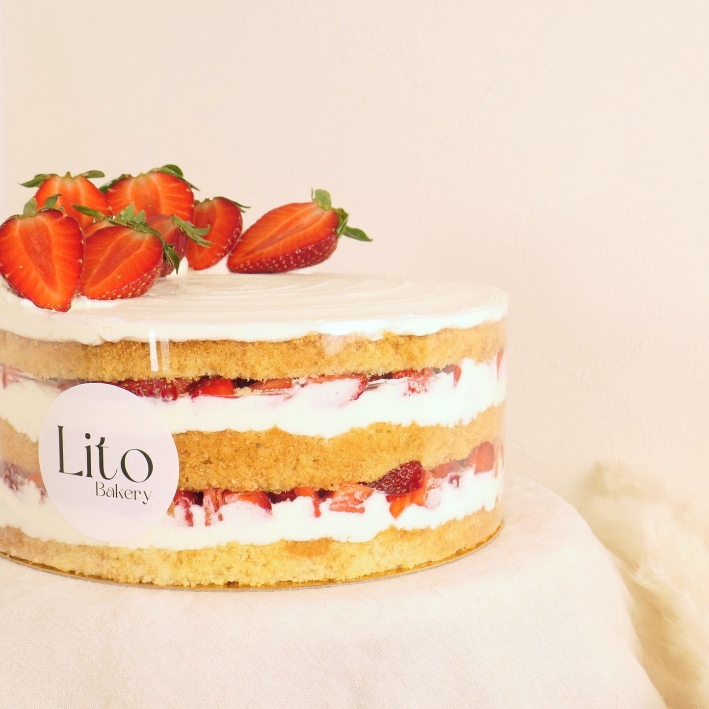 Tarta desnuda de vainilla con nata y fresas