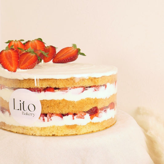 Tarta desnuda de vainilla con nata y fresas