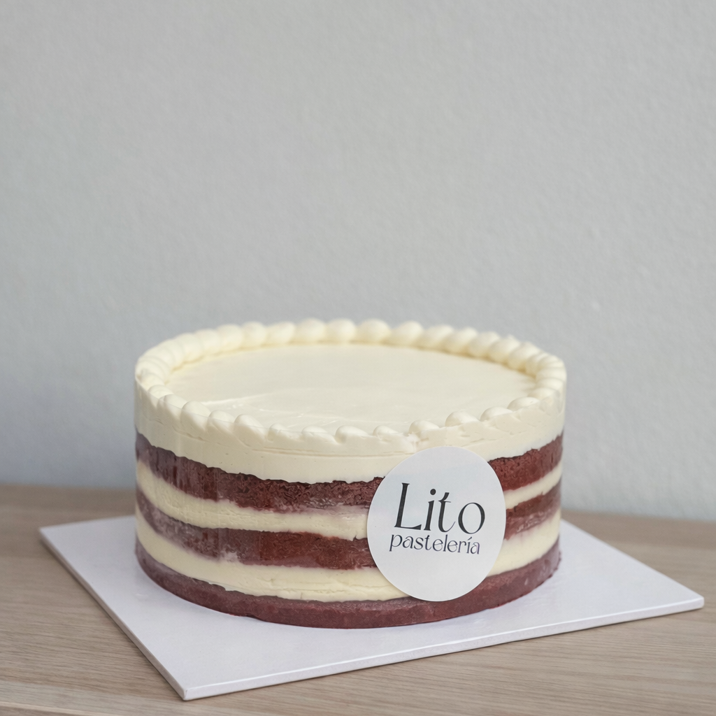 Tarta Red Velvet naked cake artesanal decorada con buttercream, disponible en Madrid